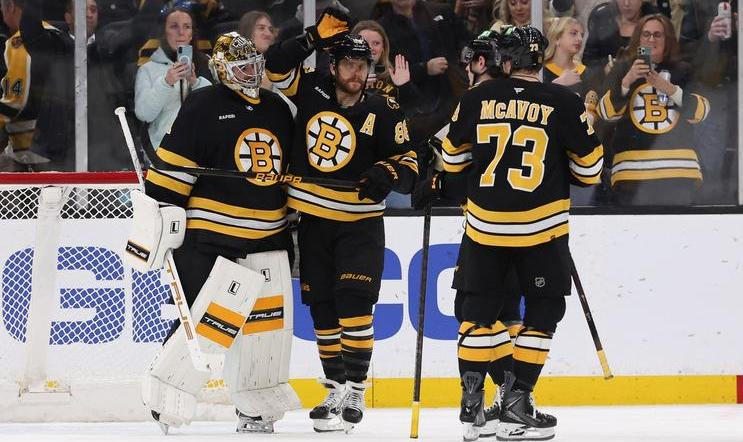 Hokejisté bostonských Bruins. Zleva Jeremy Swayman, David Pastrňák a Charlie McAvoy.
