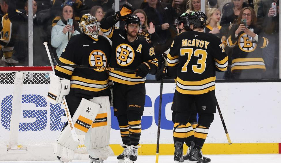 Hokejisté bostonských Bruins. Zleva Jeremy Swayman, David Pastrňák a Charlie McAvoy.