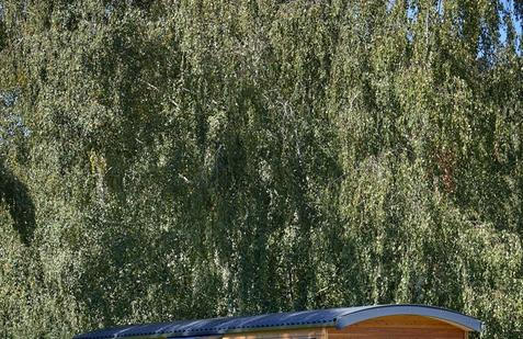 Na první pohled působí jako romantická vzpomínka na kočovný život. Ve skutečnosti je ale objekt zvaný Maringotka snů současnou odpovědí na otázku, jak může vypadat dostupné, udržitelné a přitom plnohodnotné bydlení dneška.