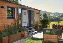 I když jde „pouze“ o maringotku, v prostoru nechybí nic zásadního – spaní, místo na vaření, koupelna ani úložné systémy. A vše je integrováno tak, aby celek nepůsobil stísněně, nýbrž klidně a přirozeně.