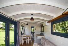 „Projekt Maringotka snů představuje současnou interpretaci tradičního kočovného obydlí v kontextu dnešního nízkonákladového bydlení,“ popisuje autorka interiéru Kateřina Hadravová.