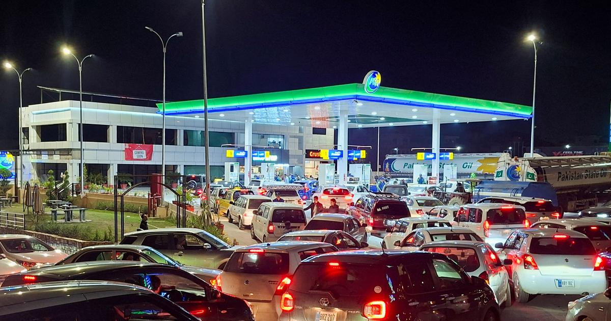 Buďte doma nebo si sundejte bundy a šetřete palivo. Jak svět bojuje s vysokými cenami benzinu