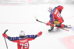 Jan Mandát slaví gól v prvním finále extraligy 2025/26.