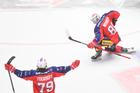 Jan Mandát slaví gól v prvním finále extraligy 2025/26.