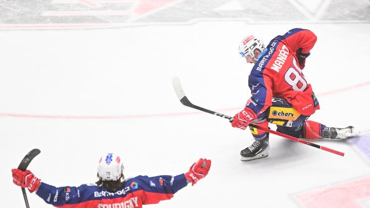 Jan Mandát slaví gól v prvním finále extraligy 2025/26.
