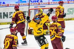 Nicolas Hlava z Litvínova slaví gól v baráži.