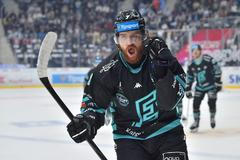 Radek Číp slaví gól Karlových Varů v play off extraligy 2026.