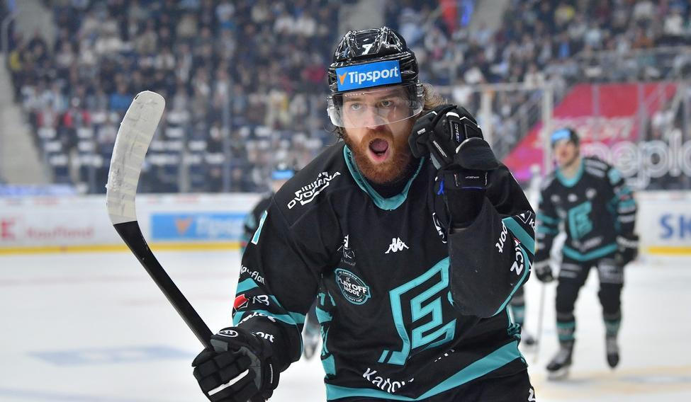 Radek Číp slaví gól Karlových Varů v play off extraligy 2026.