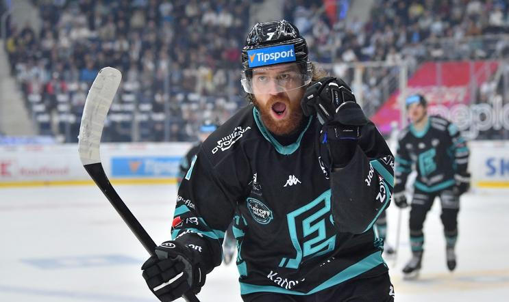 Radek Číp slaví gól Karlových Varů v play off extraligy 2026.