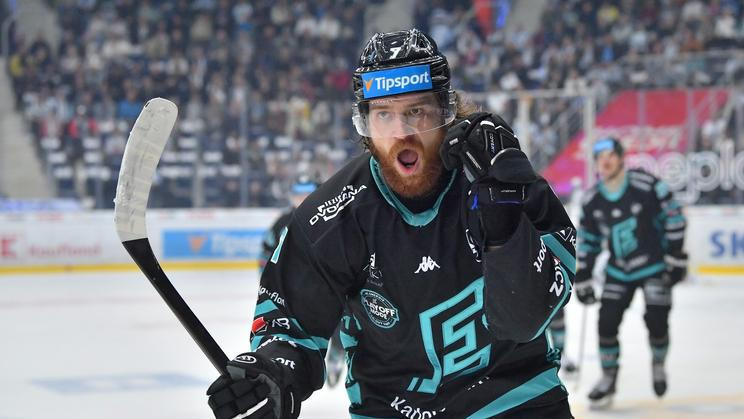 Radek Číp slaví gól Karlových Varů v play off extraligy 2026.