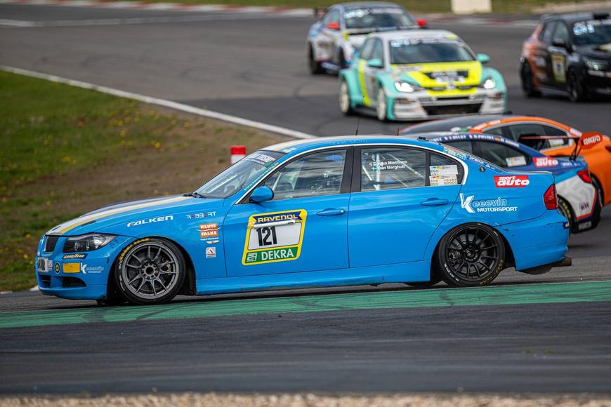 Tragédie na Nürburgringu. Při hromadné nehodě zemřel jeden z pilotů