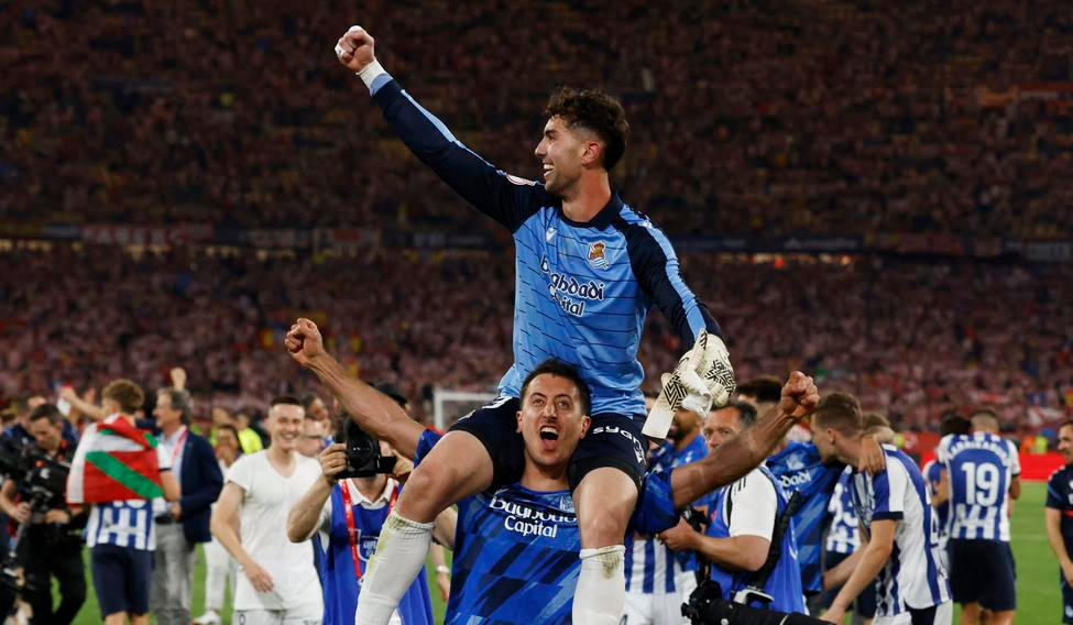 Fotbalisté San Sebastianu slaví triumf ve Španělském poháru.