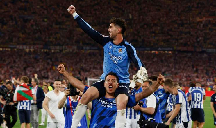 Fotbalisté San Sebastianu slaví triumf ve Španělském poháru.