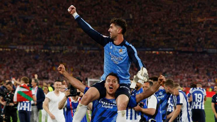 Fotbalisté San Sebastianu slaví triumf ve Španělském poháru.