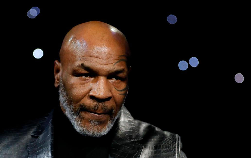 Boxerská legenda Mike Tyson v hledišti při zápase Tysona Furyho s Deontayem Wilderem