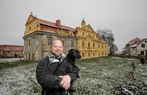 Poláky, Zámek, Karlovarsko, Miloš Dempír, bývalý kastelán, majitel, opravuje zchátralý zámek, 