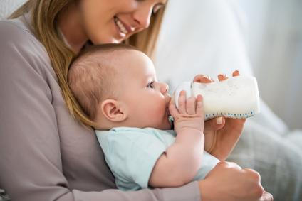 dítě výživa kojení kojenec rodič rodičovská mateřská