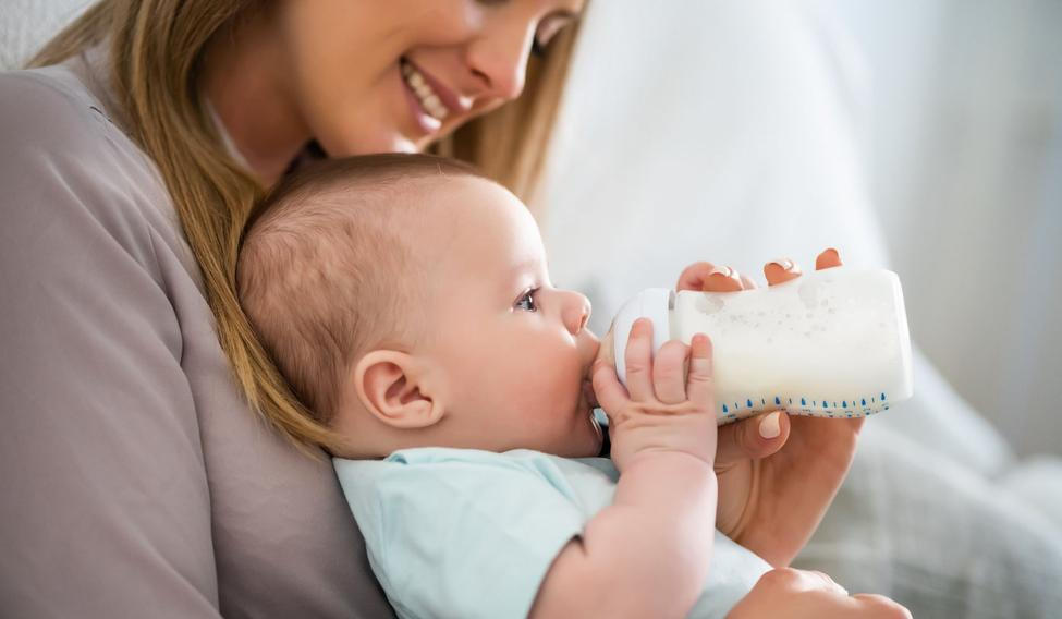 dítě výživa kojení kojenec rodič rodičovská mateřská