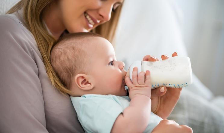 dítě výživa kojení kojenec rodič rodičovská mateřská
