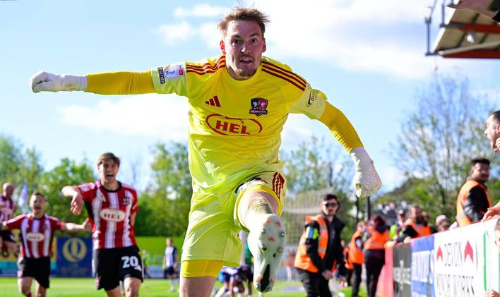 Brankář Exeteru Jack Bycroft slaví gól v zápase se Stockportem