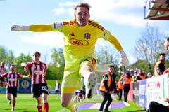 Brankář Exeteru Jack Bycroft slaví gól v zápase se Stockportem