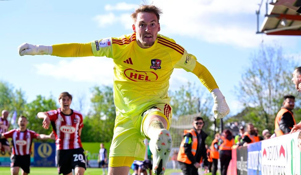 Brankář Exeteru Jack Bycroft slaví gól v zápase se Stockportem