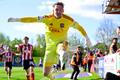 Brankář Exeteru Jack Bycroft slaví gól v zápase se Stockportem