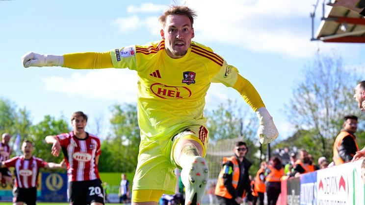 Brankář Exeteru Jack Bycroft slaví gól v zápase se Stockportem.