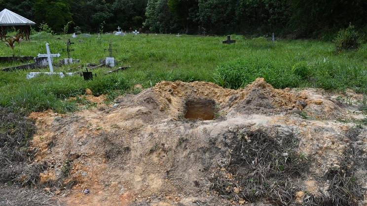 Pohled na otevřený hrob na hřbitově v Cumuto v Trinidadu a Tobagu. Ostatky nejméně 50 kojenců a šesti dospělých tu byly objeveny 18. dubna 2026.