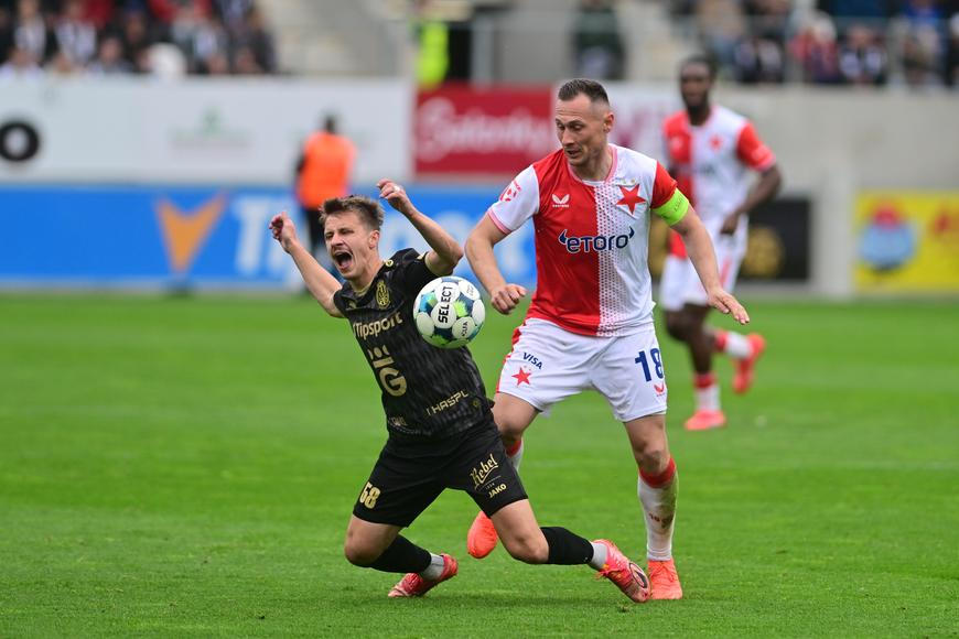 Slavia vybouchla v Hradci, Bořil byl po zkratu vyloučen. Liga dostala novou zápletku