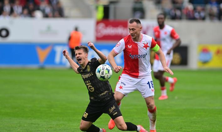 Jan Bořil a Adam Vlkanova v zápase Hradec - Slavia