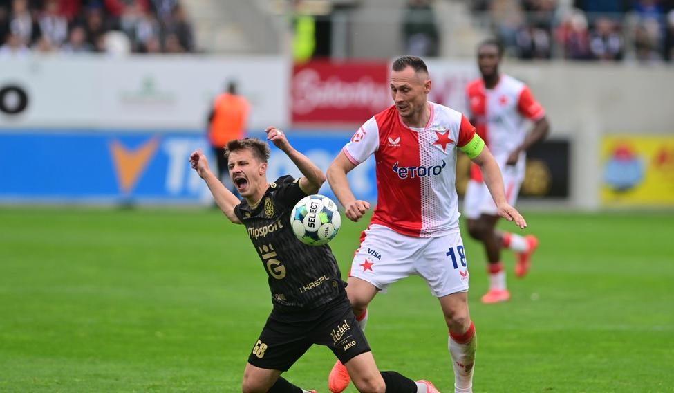 Jan Bořil a Adam Vlkanova v zápase Hradec - Slavia
