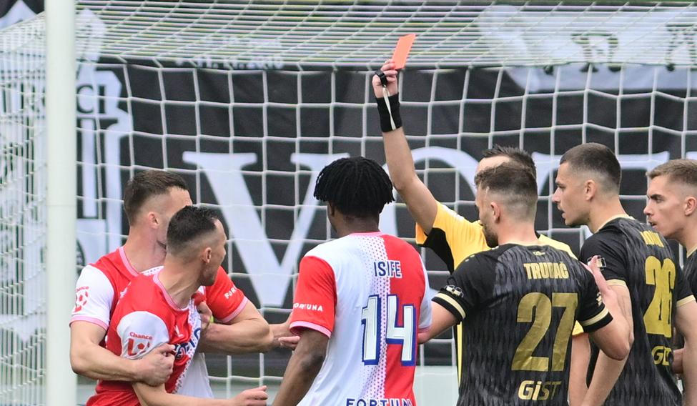 Jan Bořil dostává červenou kartu v závěru zápasu Hradec - Slavia.