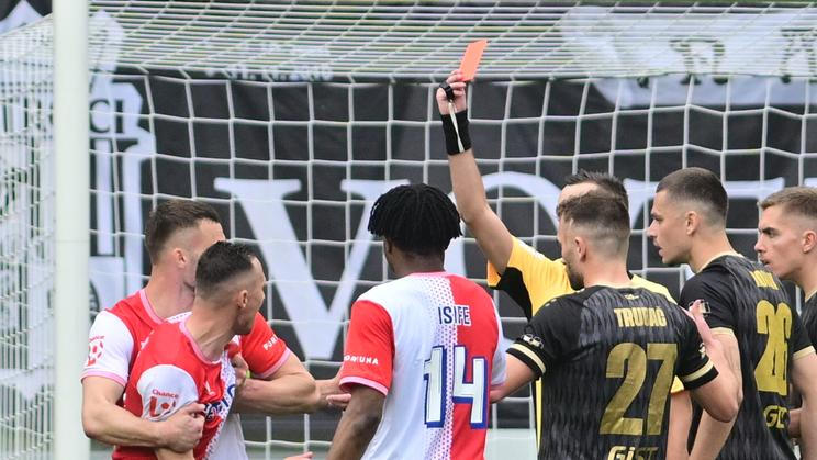 Jan Bořil dostává červenou kartu v závěru zápasu Hradec - Slavia.