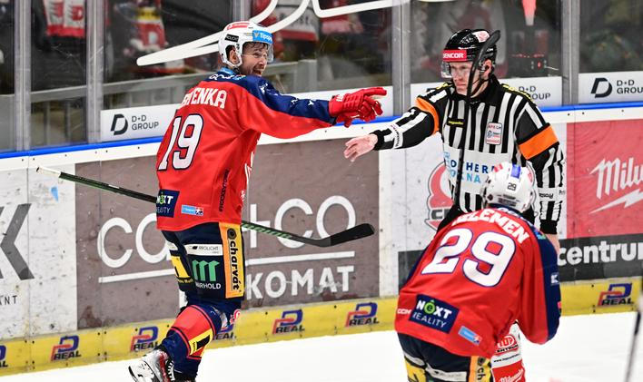 Roman Červenka slaví gól ve finále extraligy Pardubice - Třinec.