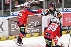 Roman Červenka slaví gól ve finále extraligy Pardubice - Třinec.