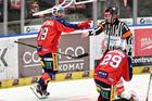 Roman Červenka slaví gól ve finále extraligy Pardubice - Třinec.