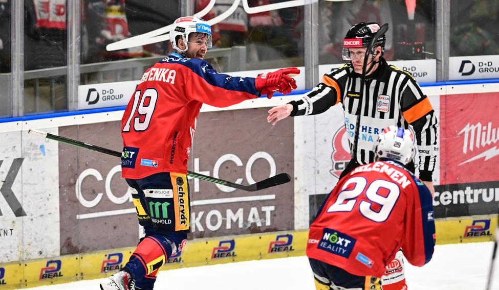 Roman Červenka slaví gól ve finále extraligy Pardubice - Třinec.