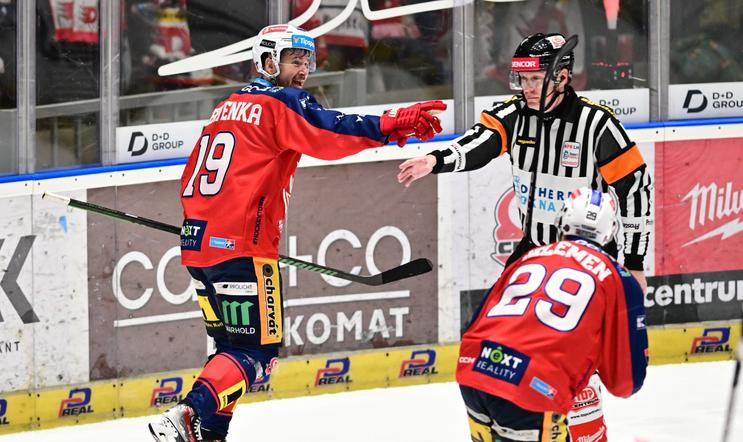 Roman Červenka slaví gól ve finále extraligy Pardubice - Třinec.