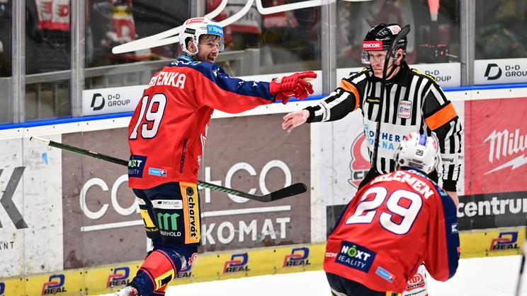 Roman Červenka slaví gól ve finále extraligy Pardubice - Třinec.