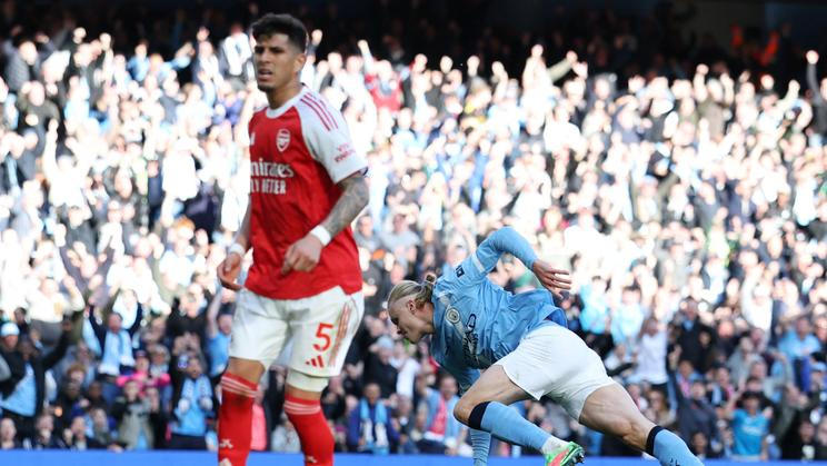 Erling Haaland slaví gól Manchesteru City proti Arsenalu.