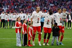 Harry Kane, Dayot Upamecano a Josip Stanišič slaví zisk německého titulu pro Bayern.