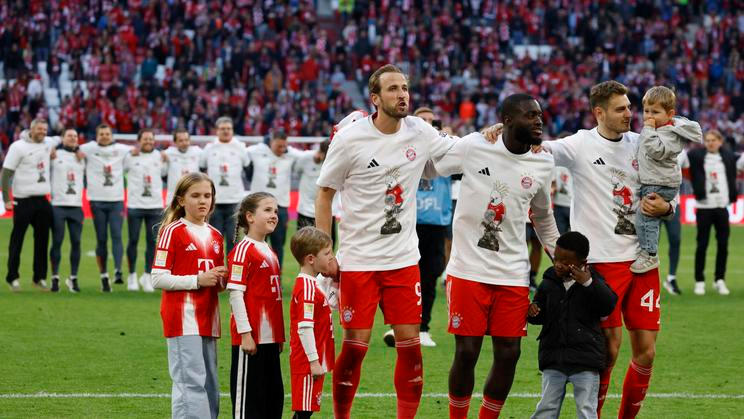 Harry Kane, Dayot Upamecano a Josip Stanišič slaví zisk německého titulu pro Bayern.