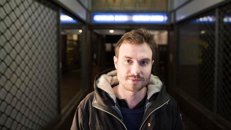 Spisovatel Marek Šindelka obdržel ze svoji povídkovou knihu Zůstaňte s námi cenu Magnesia Litera 2012 v kategorii prózy, v níž o čtyři roky později bodoval také s knihou Únava materiálu, inspirovanou osudy běženců.