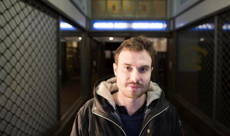 Spisovatel Marek Šindelka obdržel ze svoji povídkovou knihu Zůstaňte s námi cenu Magnesia Litera 2012 v kategorii prózy, v níž o čtyři roky později bodoval také s knihou Únava materiálu, inspirovanou osudy běženců.