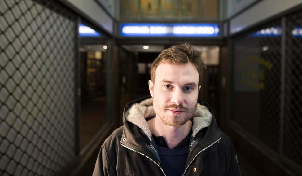 Spisovatel Marek Šindelka obdržel ze svoji povídkovou knihu Zůstaňte s námi cenu Magnesia Litera 2012 v kategorii prózy, v níž o čtyři roky později bodoval také s knihou Únava materiálu, inspirovanou osudy běženců.