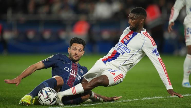 Goncalo Ramos z PSG a Clinton Mata z Lyonu v zápase francouzské ligy