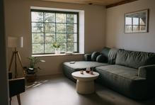 Tato chalupa v srdci národního parku České Švýcarsko je ideálním místem pro všechny, kdo chtějí spojit pobyt v přírodě s naprostým komfortem. Ať už přijedete s rodinou, nebo přáteli, čeká vás prostorné a útulné ubytování s dechberoucím výhledem do zeleně. Ubytování lze rezervovat třeba přes server Amazing Places.