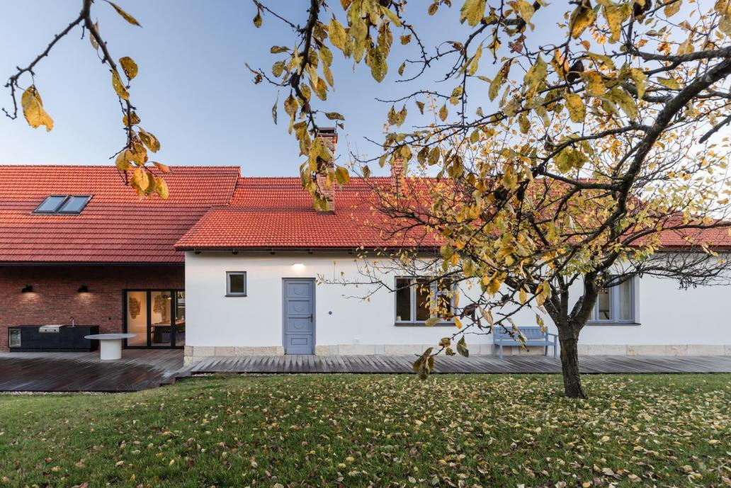V podhůří Krkonoš, kde se nachází krajina zdobená loukami či sady, stojí chalupa s příběhem. Na první pohled nenápadné venkovské stavení v sobě totiž ukrývá překvapivě živou minulost. Právě tady se za první republiky scházeli lidé u piva, sdíleli novinky i obyčejné radosti dne…