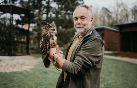 Záchranná stanice Makov pomáhá zvířatům v nouzi už více než pětatřicet let a její vznik je úzce spojený s Liborem Šejnou a jeho láskou ke zvířatům, která ho provází už od dětství.